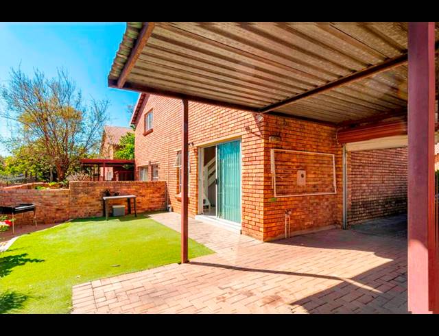 3 BEDROOM TOWNHOUSE FOR SALE IN WILGEHEUWEL
